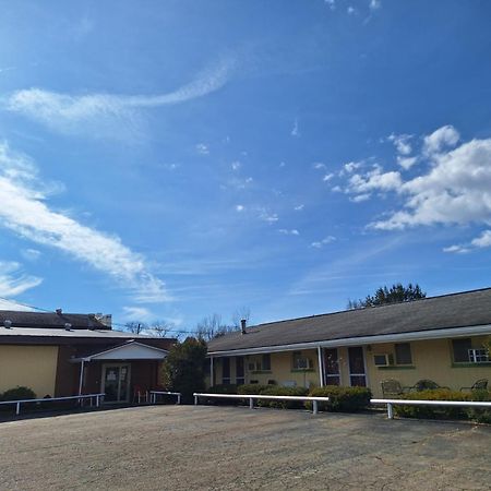 Rest Stop 6 Inn Clarendon Bagian luar foto
